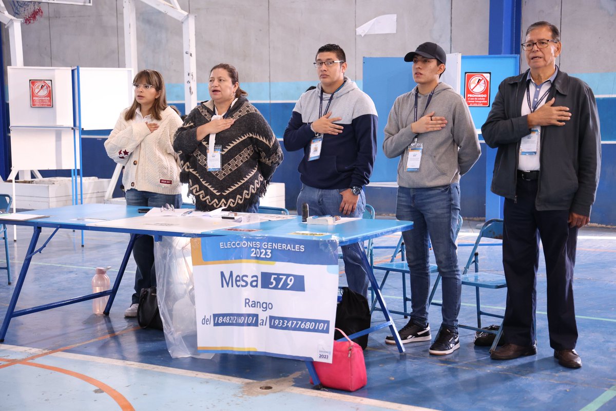 JEDCGuate's tweet photo. 📸Jornada electoral de la Segunda elección en el Centro Deportivo del Parque Erick Barrondo.
Una labor importante de los voluntarios, equipo de la @JEDCGuate para el resguardo de los votos de los ciudadanos.
#EleccionesGT2023 https://t.co/IhNcL5RjGI