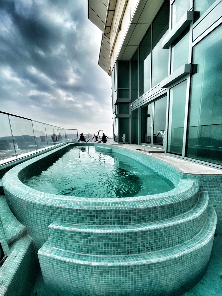 artofwtr's tweet photo. Introducing our newest masterpiece at the renowned Four Seasons Hotel in Macau: A breathtaking swimming pool, perfectly poised for serene relaxation against the backdrop of Macau's iconic skyline.

#ModernArchitecture
#LuxuryPools
#BuiltToInspire https://t.co/9iskrTjEgB