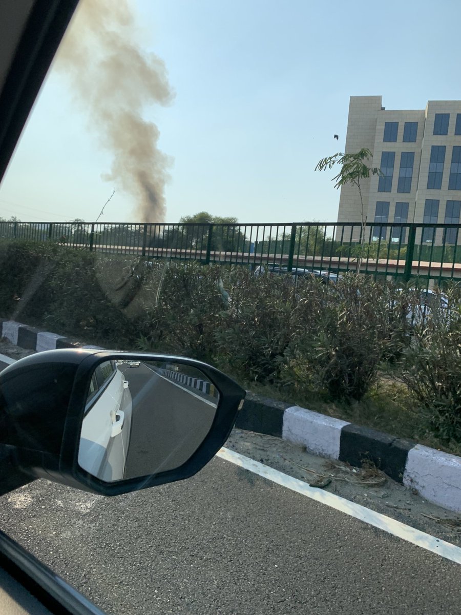 ⁦@MunCorpGurugram⁩ this huge fire is there every day. Location exact below. Urgently put this out and book the culprits. There is money involved #AirPollution #Toxicair #Gurugram