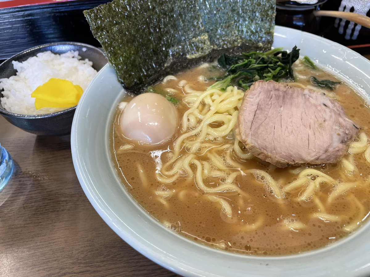 Pkobochannel's tweet photo. 地元横浜の友達が1番旨いと豪語する家系

いや、マジで旨い！

オススメは
濃さ　普通
油　　少なめ
麺　　硬め

味変は途中でニンニクだけ！

家系だけど全然違う！特にスープ！
さっぱりして上品な感じ🤤🤤

大2玉でボリュームも🙆‍♂️
Pの中も頂いて満腹じゃ🤤

#すずきや
#家系 https://t.co/kmYMnzvUnO