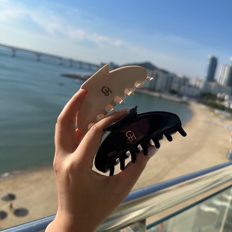 ShopCrush's tweet photo. CHUH HAIR CLAW🎀

พร้อม packaging ถุงผ้าซาตินสำหรับใส่กิ๊บ และ กล่อง

พิกัด:https://t.co/VoIKlgfNxy📌

Material : Acetate
Color : Ivory / Black / Pink
Size : 10 cm.
Price : 390 THB
#ใช้ดีบอกต่อ #กิ้ฟ #กิ้ฟติดผม #สวยงาม #beaty #ผม #กิ้ฟ #ใช้จริงรีวิวจริง #เครื่องประดับ #ที่หนีบผม https://t.co/qe9JzyGNO0