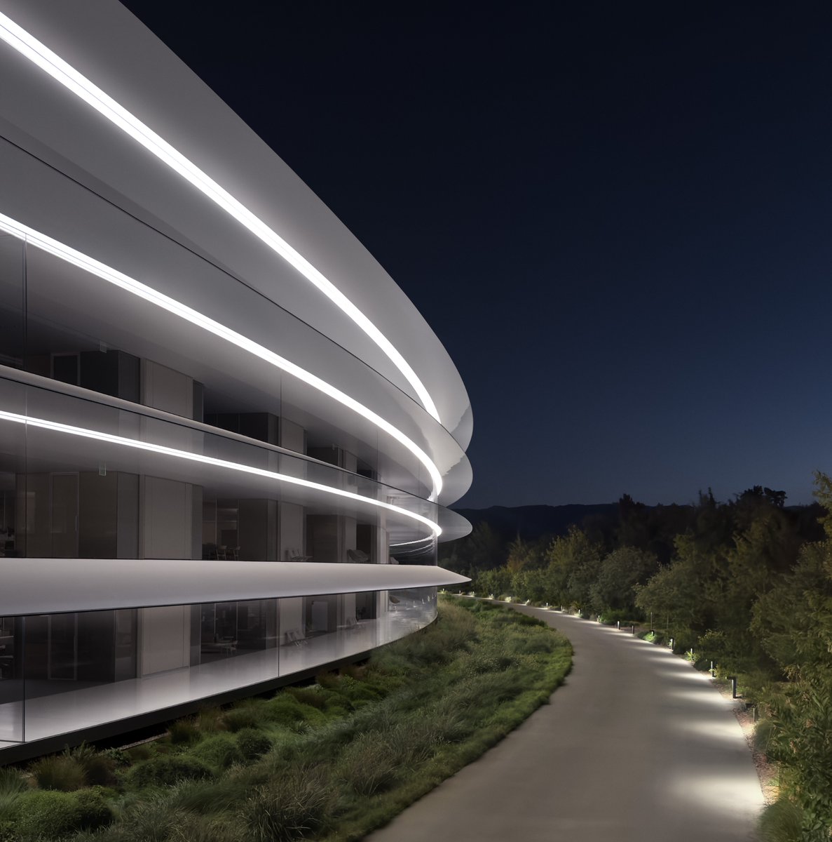 tim_cook's tweet image. We’ve got something special for you tonight. No tricks, just treats. Tune in at 5pm PT. #AppleEvent