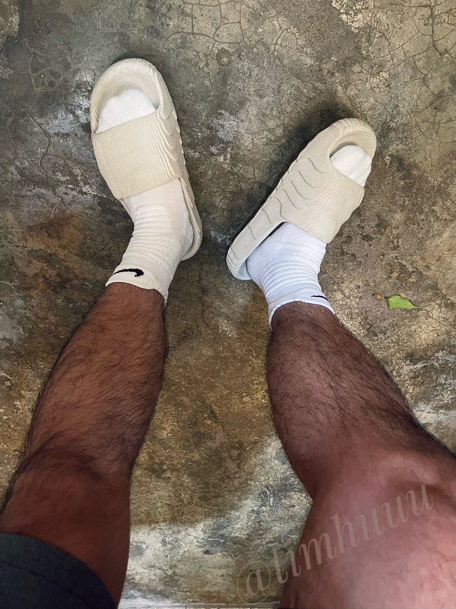 翻到一雙很久的愛襪
穿起來還是好帥😍

#hairyfeet #whitesocks #socks #白襪 #白襪控 #whitesocksfetish #白袜 #nike #nikesocks