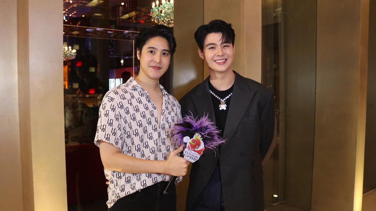 kanoompeekpoon's tweet photo. บางกอกกระซิบวันนี้!!

📲https://t.co/rAxc1j7W6M

เราจะพาไปเก็บตกบรรยากาศงานเปิดตัวภาพยนตร์ "#อยากตายอย่าตาย #มรณาคาเฟ่" 

เมาท์มอยพร้อมกันเวลา 13.25 น. ช่อง 3 กด 33 ครับ

#Saint_sup 
#DeathisAllAround  #กอสสิบกระซิบ #bangkokgossipch3 #ดูทีวีกด33 #ดูมือถือกด3Plus #Ch3 #ช่อง3 https://t.co/k7r5dMN0xq
