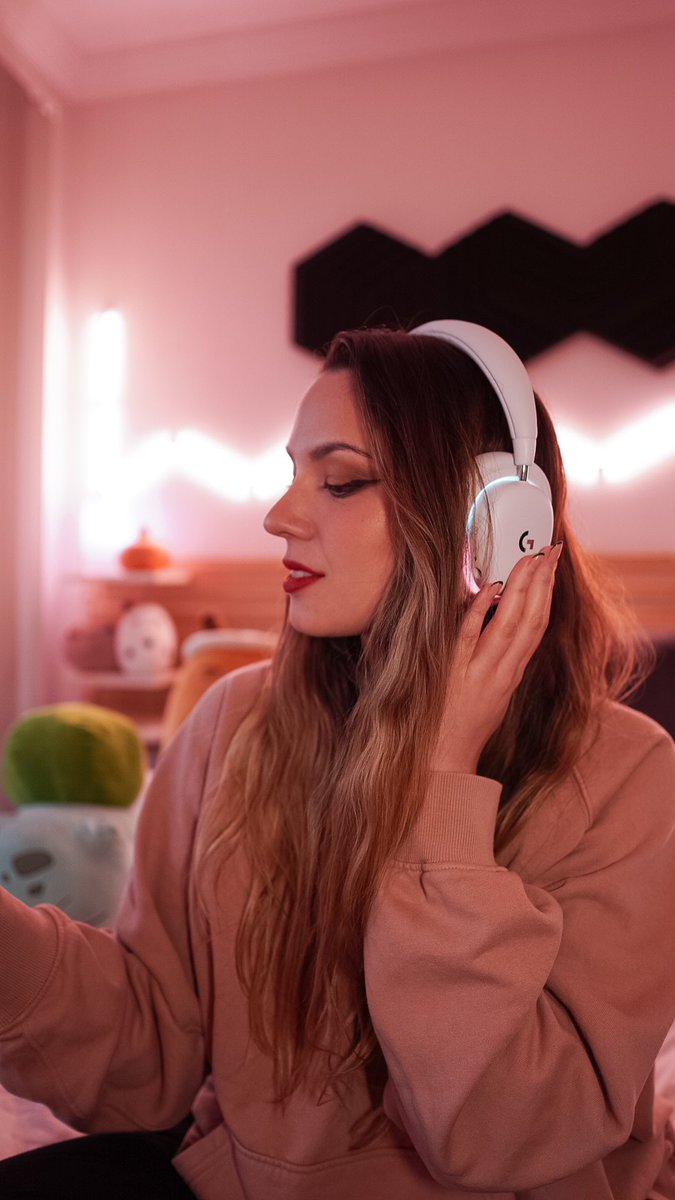 allylynnetwitch's tweet image. Can we please talk about how GORGEOUS this headset is? ✨

I love the RGB lights, how it sounds, how comfy it is, AND of course, that’s it’s white?! 🤍 Truly one of my favourite pieces out of the @LogitechG_ANZ #auroracollection 😍

#ad #logitech