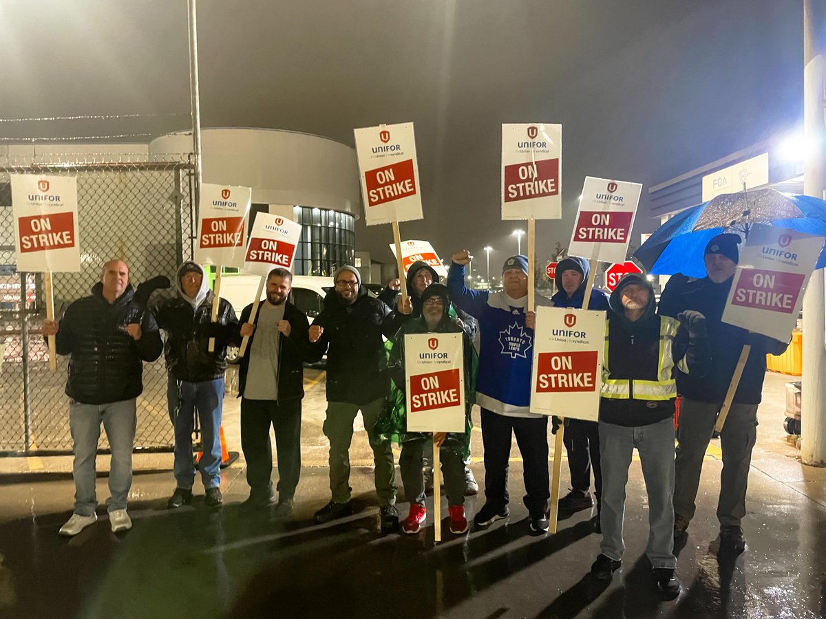 UniforTheUnion's tweet photo. 8,200 Unifor members at Stellantis are now on strike. 

Picket lines are up.

Negotiations continue through the night.

#AutoTalks2023 https://t.co/JPCXoQCPyR
