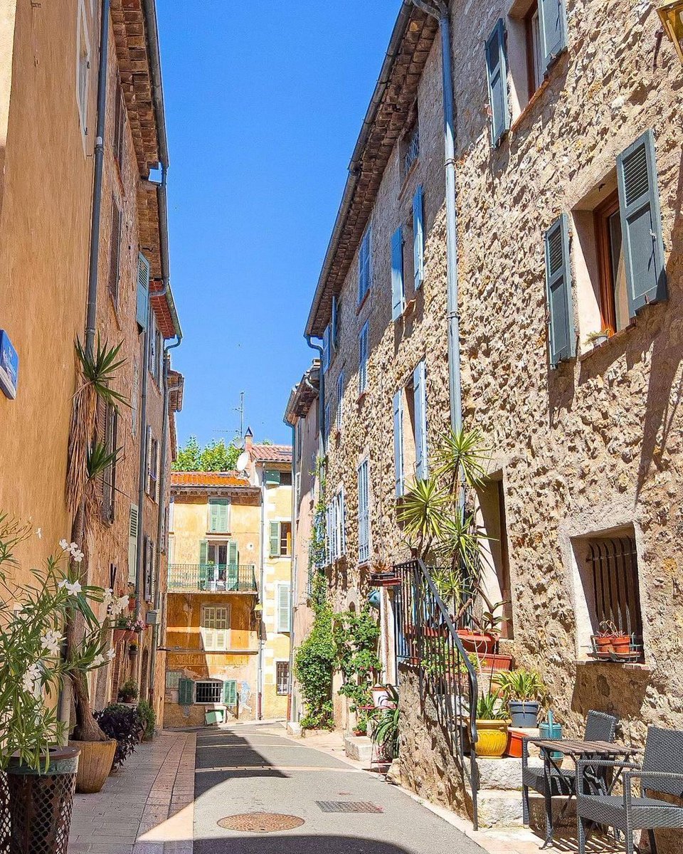 #Valbonne 💙 Ce village du Moyen Âge, au charme fou, où il fait bon vivre et où l’on adore se poser en terrasse pour se ressourcer ! 🌿 Belle semaine à toutes et tous ! 😊 📸 @LavergneEugenie 📍 @ValbonneSA #CotedAzurFrance #Département06 #MagnifiqueFrance @AlpesMaritimes