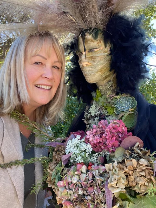 When you enter a #scarecrowcontest with a lady. Introducing Fauna. A mystical goddess of harvest, woodlands &amp; creatures. #NapaValley 
 #Yountville #yardart 
<a href="/nbcbayarea/">NBC Bay Area</a> <a href="/TODAYshow/">TODAY</a>