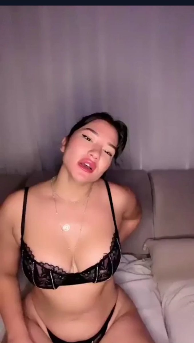 Arzu Yılmaz efsane canlı yayında frikik veriyor

ay.live/PTeYW
