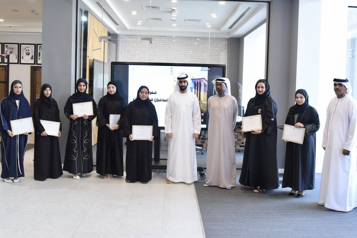 سعدت بلقائي مع مجموعة من الفنانين في افتتاح معرض (مبدعون من الإمارات) الذي يسهم في تعزيز الإنتاج الإبداعي والثقافي لدولة الإمارات . . نسعى دائمًا لدعم وتطوير معارف المبدعين الشباب وتنمية مهاراتهم الفنية والثقافية.