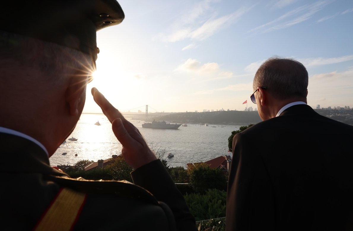 bulentmumay's tweet photo. Bu fotoğraf unutulmaz! Erdoğan Cumhuriyet'in 100. yılında donanmayı, Vahdettin'in köşkünden selamlamış. Hangi Vahdettin'in? İstanbul'un anahtarını teslim ettiği İngilizlerin gemisiyle kaçan Vahdettin'in. Hangi Vahdettin'in? Atatürk ve arkadaşları için idam fermanı çıkaran Vahdettin!