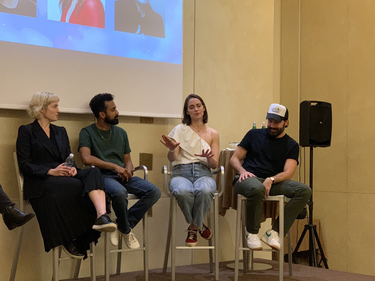 susanna_gironi's tweet photo. Mel being Mel at the panel #ADW2 #ADayWith2 #WynonnaEarp #BringWynonnaHome #Earpers https://t.co/9qxRNEbYil