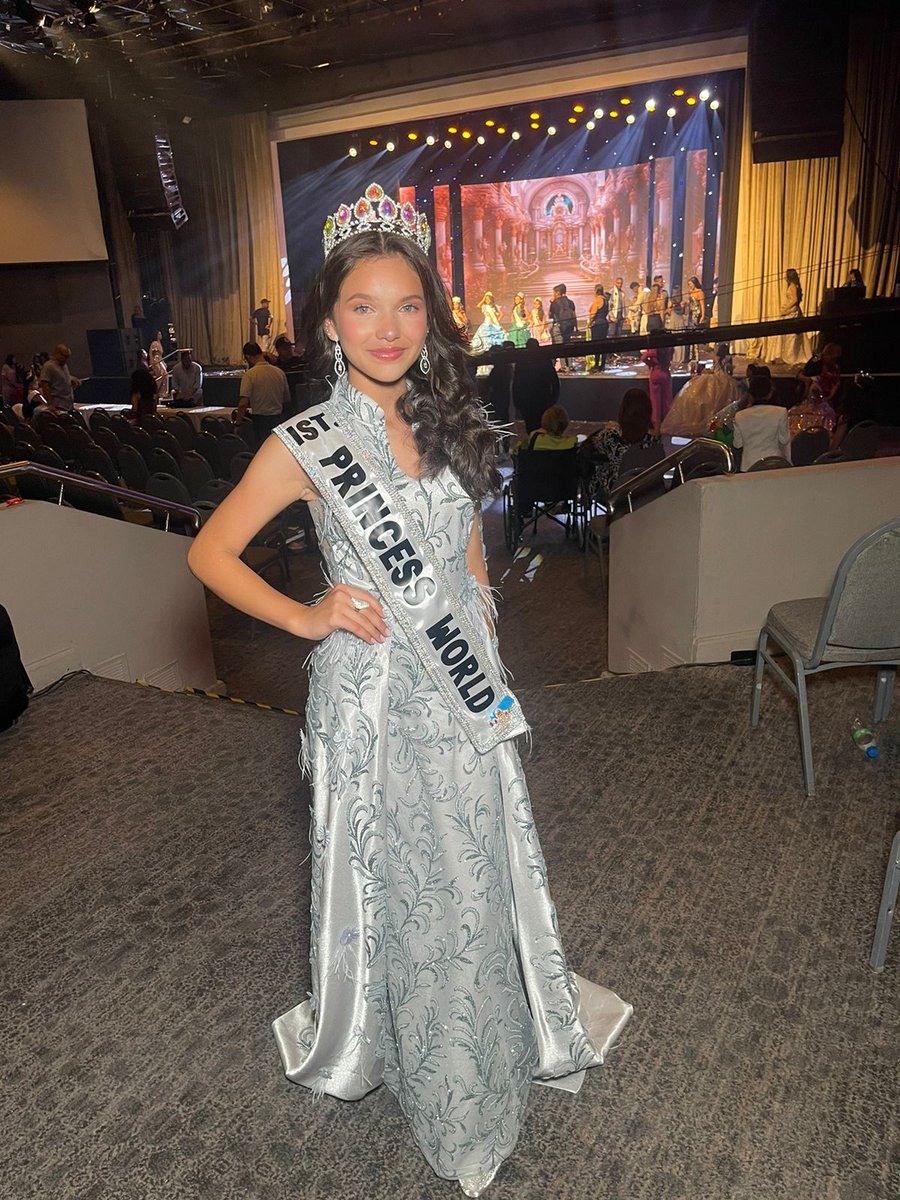 bearamirez83's tweet photo. Seguro ni saben que Paraguay, quedó 1era Princesa en el Certamen de niñas más importante del Mundo!!!
Ella es la hermosa representante de Paraguay.
#preteenworldParaguay2023 
Sofia Marcos✨🇵🇾🥇👸🏻🌎
@Telefuturo @MabelRendell @ABCDigital @latelePy https://t.co/WW7fsfiYrM