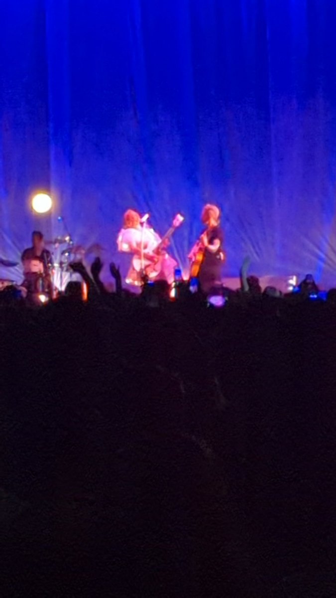 KeshasBFFL's tweet photo. Tonight was amazing 😍 
I'm so glad I got to see this tour! 
Thank you to my new friends who made this show better ❤️

@KeshaRose hopefully we'll meet again someday 🌈💕
Yes my pics &amp; vids are blurry lol
The end with @grannywrapper &amp; the Queens was my favorite! https://t.co/u5vafpuHzR