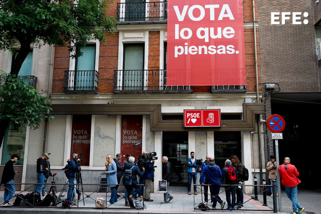 Alrededor de 172.600 militantes socialistas están llamados a votar desde este lunes en la consulta convocada por el PSOE sobre el pacto de gobierno con Sumar y los pactos necesarios con partidos como Junts y ERC. 
efe.com/portada-espana…