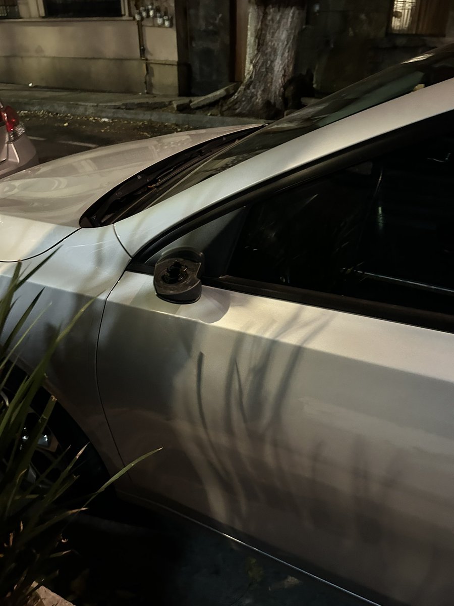 Jemejia2705's tweet photo. Buenas noches @SandraCuevas_  una vez más siendo víctimas de la delincuencia. Una vez más en la misma calle Flora, Roma Norte. Los vecinos estamos cansados de esta situación. Enfócate y trabaja por tu comunidad, por los que te elegimos como representante. + @AlcCuauhtemocMx + https://t.co/2LNfHIjn6y