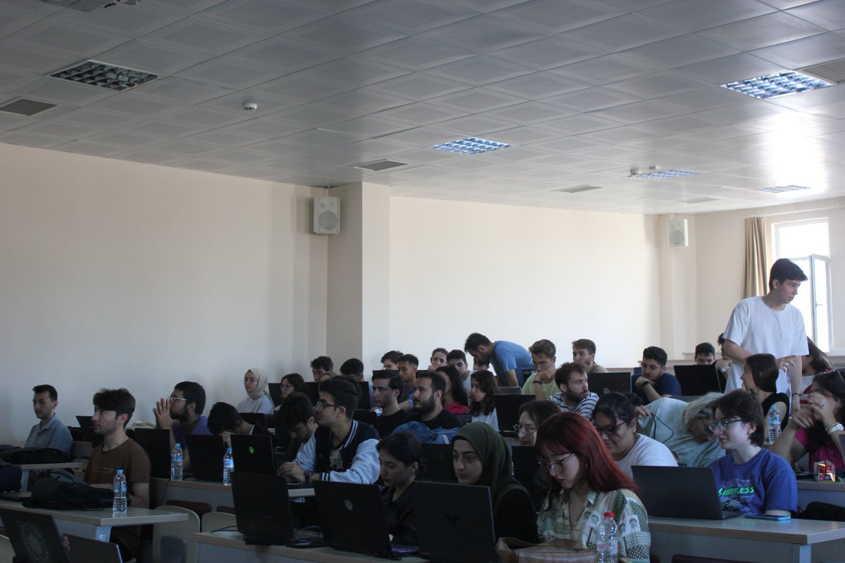 Geçtiğimiz cumartesi <a href="/gdscbanu/">GDSC Bandırma Onyedi Eylül University</a> ev sahipliğinde 4 saat süren bir Flutter eğitimi gerçekleştirdik. Hem mobil uygulama geliştirme süreçlerini ve #Flutter'ın temel dinamiklerini konuştuk. Üstüne bir de workshop yapıp ilk projemizi kodlamaya başladık 👌