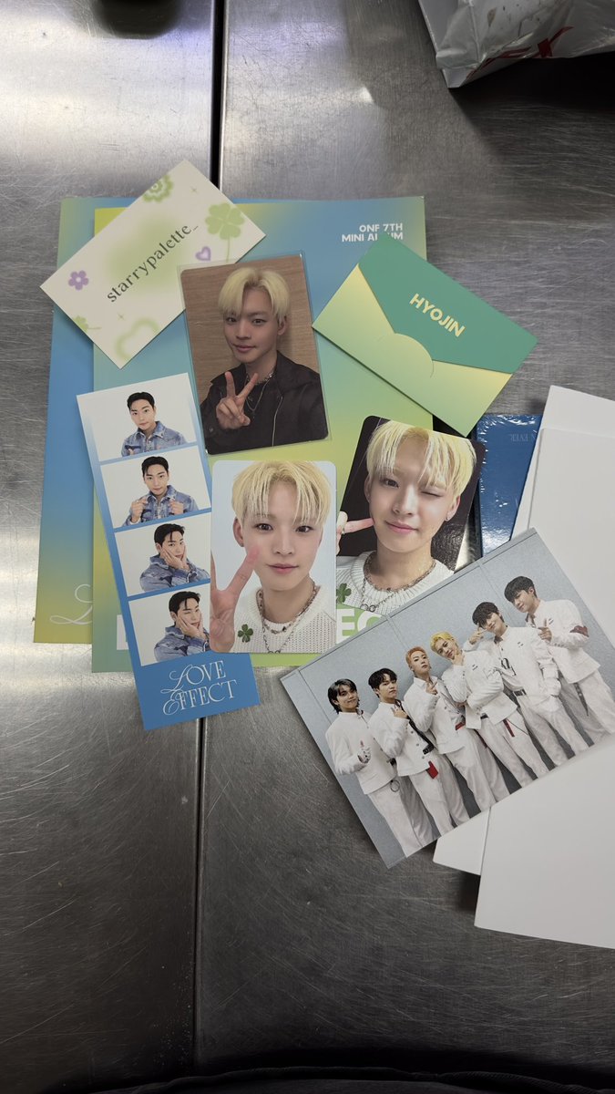 LXKee_0721's tweet photo. Received my album 🥰🥰🥰🥰 thanks @starrypalette_  for the door gift 💝 https://t.co/oWQkzpTMA1