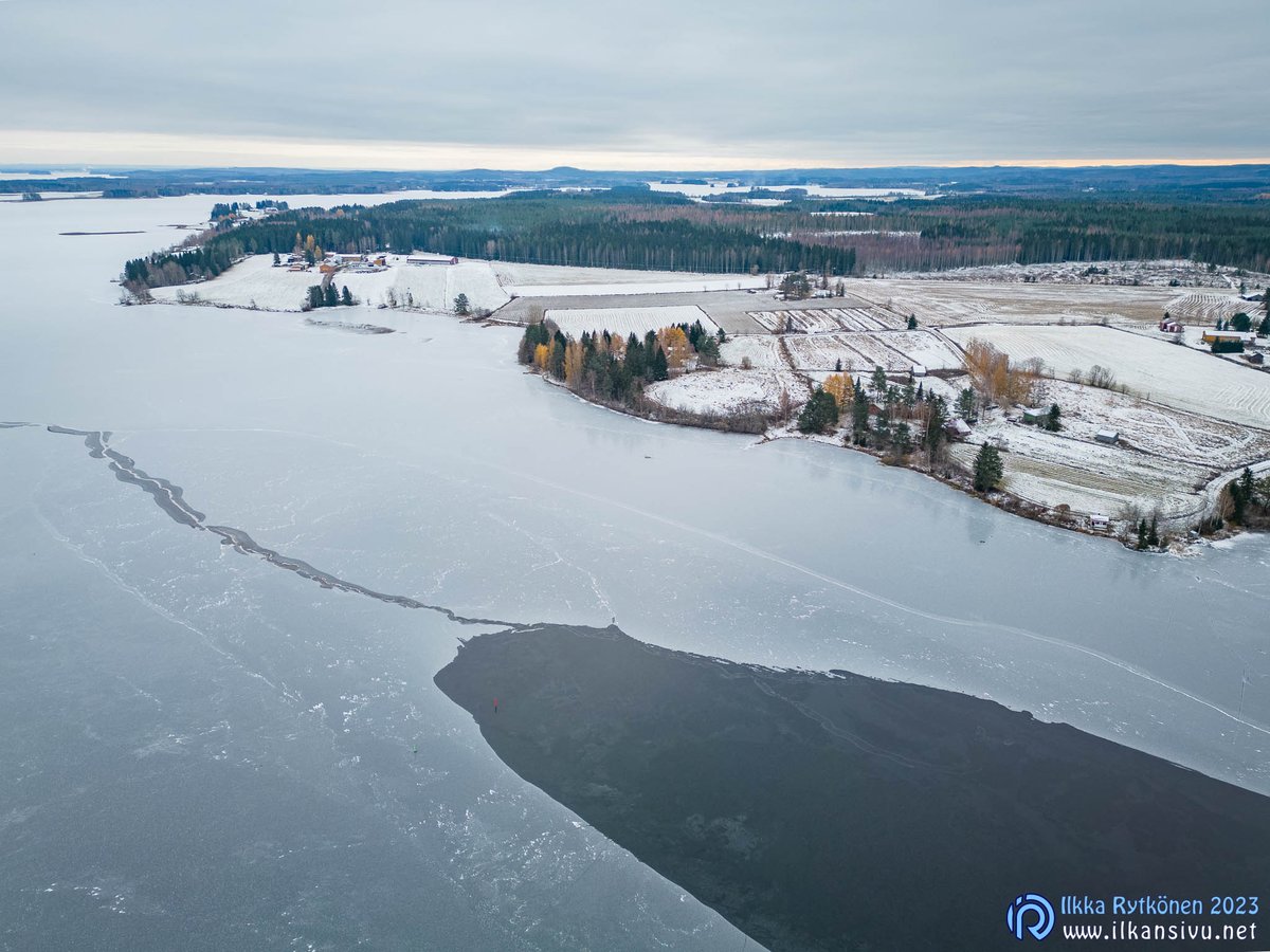 Syksy alkaa muuttua talveksi ja matalammat järvet rupeavat jäätymään. Iisalmessa Haapajärvessä oli jo n. 10 cm jääkerros, paitsi tuossa etualan laivaväylällä. Retkiluistimilla oli hyvä kierrellä järveä rantoja myötäillen. #iisalmi #haapajärvi #paaslahti #talvi #järvi #ilmakuva