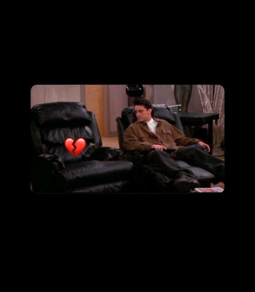 aprilfille's tweet photo. What a terrible loss for millions of people all over the world 💔 #matthewperry  We all lost one of the best #friends ever https://t.co/8sEhPWX0uP