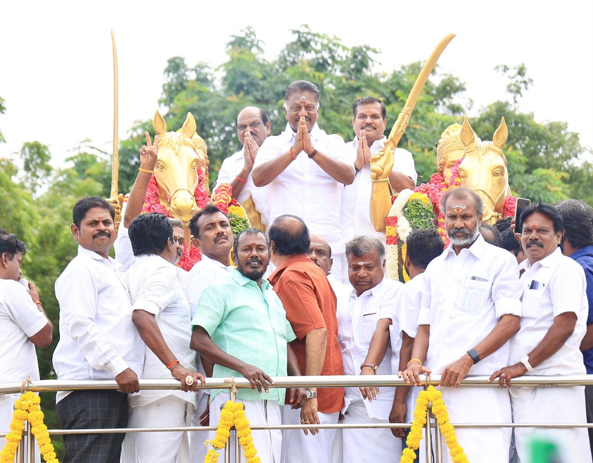 OfficeOfOPS's tweet photo. மதுரை - தெப்பக்குளத்தில் உள்ள  மாமன்னர் மருது சகோதரர்களின் சிலைக்கு இன்று மாலை அணிவித்து மரியாதை செலுத்தினேன். https://t.co/p7nV98qWMU