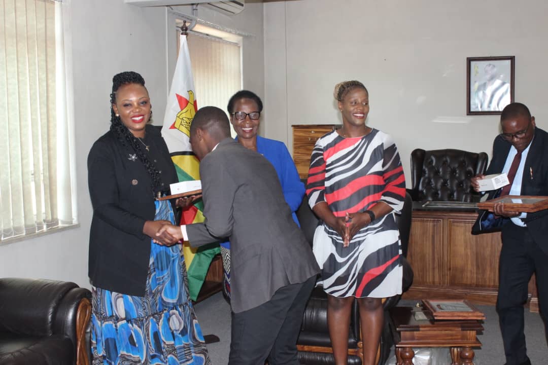 CMukungunugwa's tweet photo. This Morning, Hon Minister of ICT, Dr Tatenda A Mavetera  presented awards for the 6 winners of the Huawei Seeds for the Future competition.She thanked Huawei  for partnering the Govt in cultivating digital talents and developing young future leaders https://t.co/2lnBFcNHZu