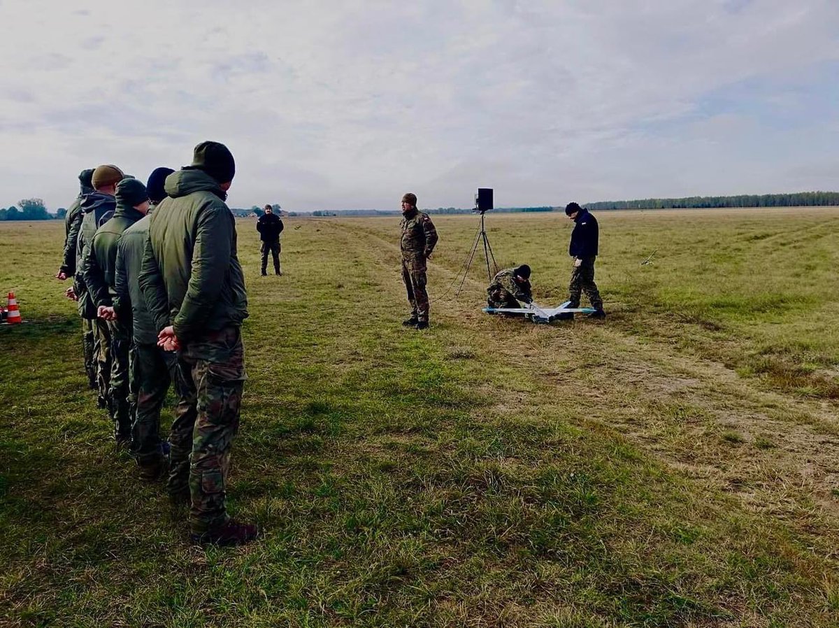 GSzmeling's tweet image. Żołnierze #12BZ, #7BOW i #6BPD, którzy służą w ramach #WZZPodlasie wzięli udział w szkoleniu z zasad działania i sposobów wykorzystania polskiej🇵🇱 amunicji krążącej #WARMATE💥 @WBGroup_PL 

📸 Krzysztof #12BZ