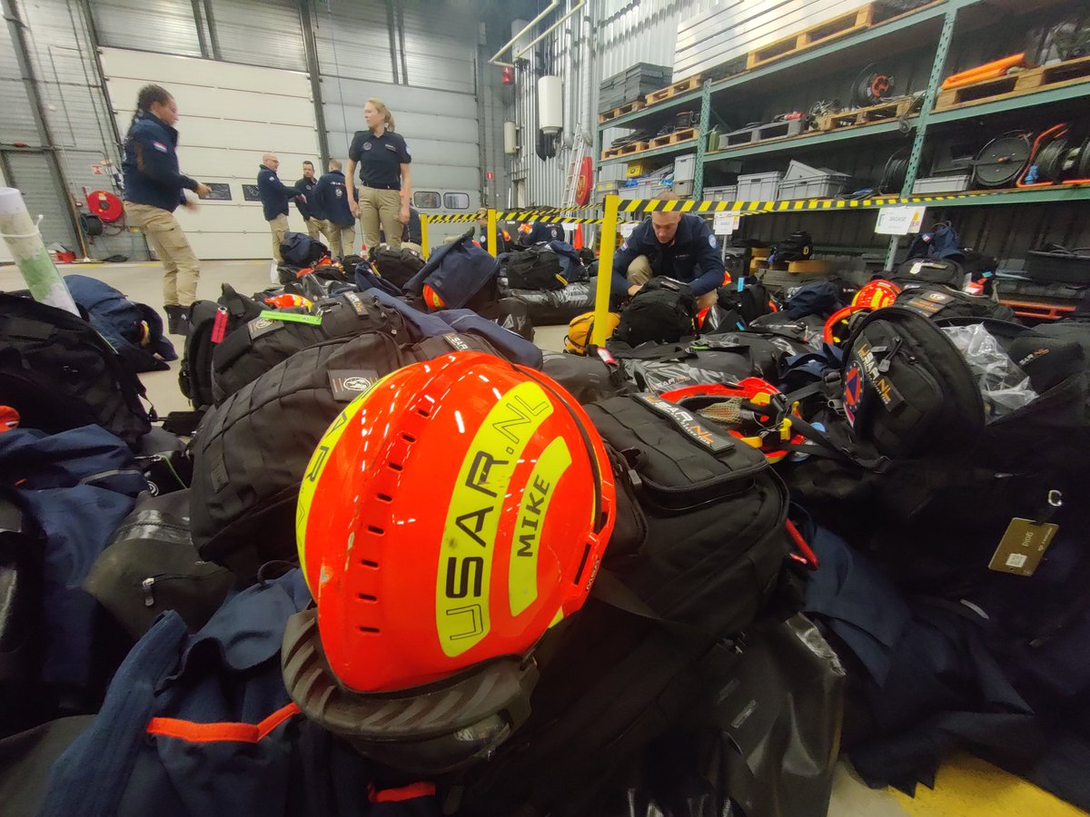 Vanochtend vroeg is <a href="/USARNL/">USAR.NL</a> bijeen gekomen voor een buitenlandse oefening. 

De bestemming is Kosovo, met als scenario een zware aardbeving ten westen van hoofdstad Pristina. 

We zullen hier en via onze Instagram regelmatig updates geven. Stay tuned! instagram.com/usar.nl?igshid…