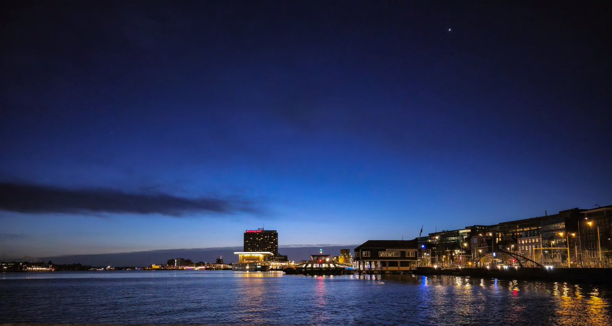 Yohan_Goh's tweet photo. Scouting for places delay the sun rise shot.  Been out for nearly 40mins, can't feel my finger now in 10°C, typing is so hard.  #Amsterdam https://t.co/jPVWzfa9CR