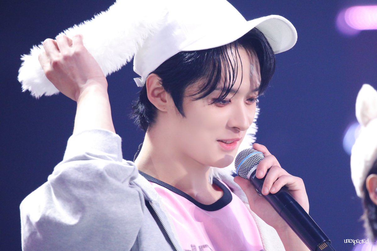 unexpected_1025's tweet photo. 231022 Seoul Special 힘든 월요일 토끼 보고 힘내기🐰 #Straykids #스트레이키즈 #Leeknow #리노 https://t.co/gTuokrbZ4R