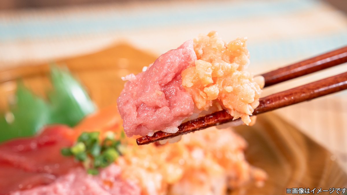 famima_now's tweet photo. ⠀/／
🗣 海鮮好き集まれ🐠
   \＼

まぐろサーモン丼🍚
￣￣￣￣￣￣￣￣￣✧₊
🐟まぐろ、サーモンそれぞれの
たたき身と切り身が楽しめる🐟

人気の2種類で贅沢な海鮮丼♥
海鮮好きはいいねで教えて♥ https://t.co/UymS5QaUnZ