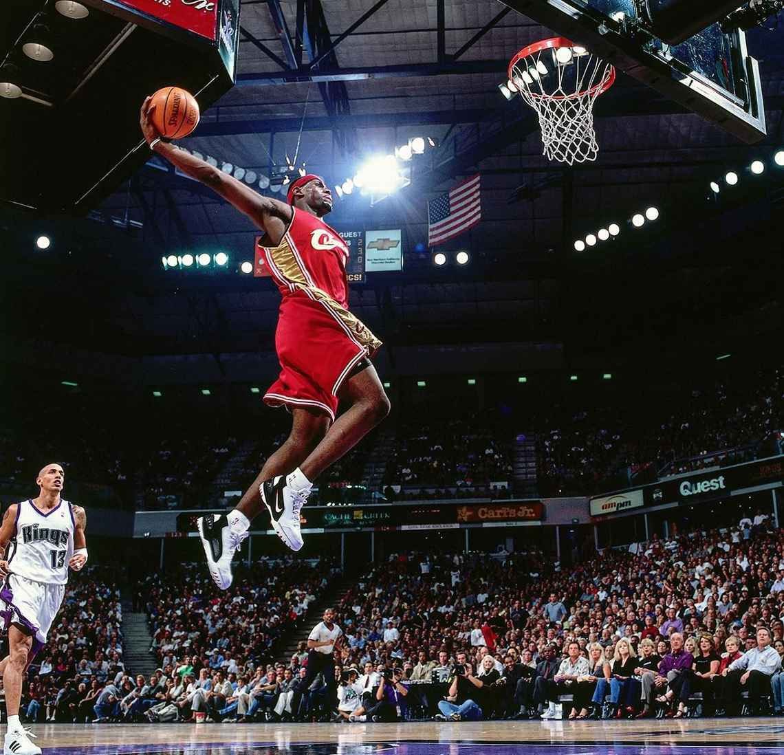 50NuancesDeNBA's tweet photo. Ces deux photos ont été prises un 29 octobre…
Ces deux photos ont été prises à Sacramento…
Ces deux photos exposent monsieur LeBron Raymone James 👑

L’une lors de son premier match en 2003, l’autre, la nuit dernière…

20 ANS…séparent ces deux clichés !

LON-GÉ-VI-TÉ 😤 https://t.co/MDDDBB9t2d