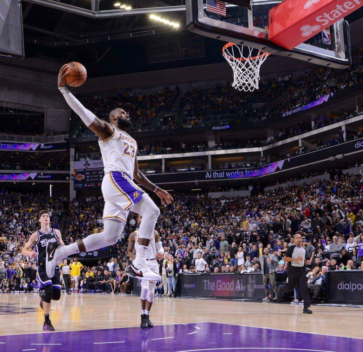 50NuancesDeNBA's tweet photo. Ces deux photos ont été prises un 29 octobre…
Ces deux photos ont été prises à Sacramento…
Ces deux photos exposent monsieur LeBron Raymone James 👑

L’une lors de son premier match en 2003, l’autre, la nuit dernière…

20 ANS…séparent ces deux clichés !

LON-GÉ-VI-TÉ 😤 https://t.co/MDDDBB9t2d