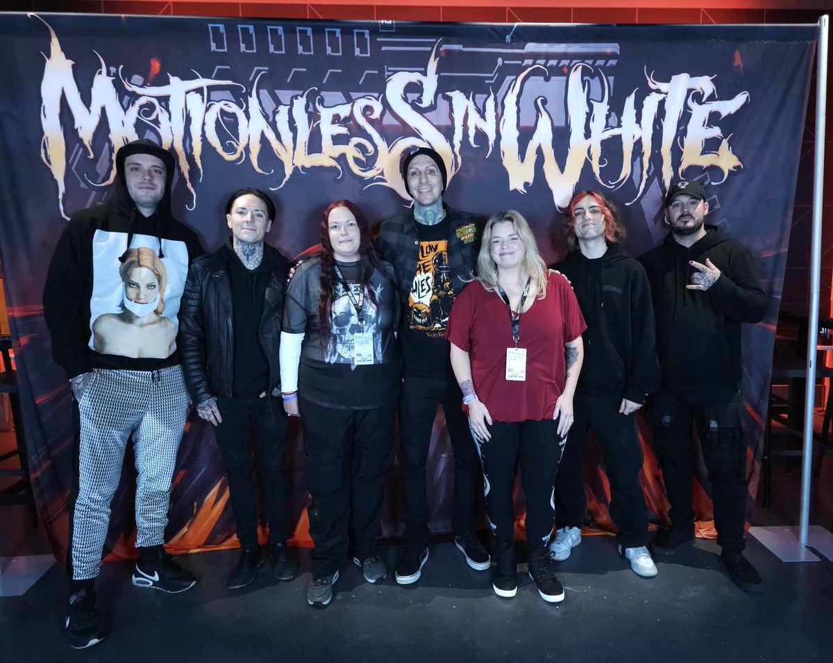 Sfs301987's tweet photo. M&amp;G with @MIWband before the show tonight in Boston 🙂
No pockets = Wtf to do w/ my hands 🤷🏼‍♀️ https://t.co/l39M44nn2Z