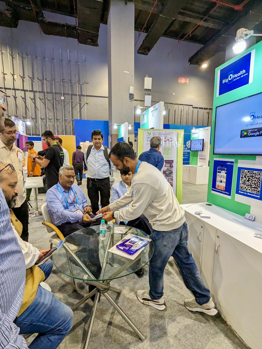 DG STPI Shri @arvindtw interacted  with @bigohealth, @StpiJpr  NGIS  #startup, who showcased their products at India Mobile Congress 2023 event.  #IMC2023 
@exploreIMC
@_DigitalIndia
@GoI_MeitY
@stpiindia @GurugramStpi @purnmoon