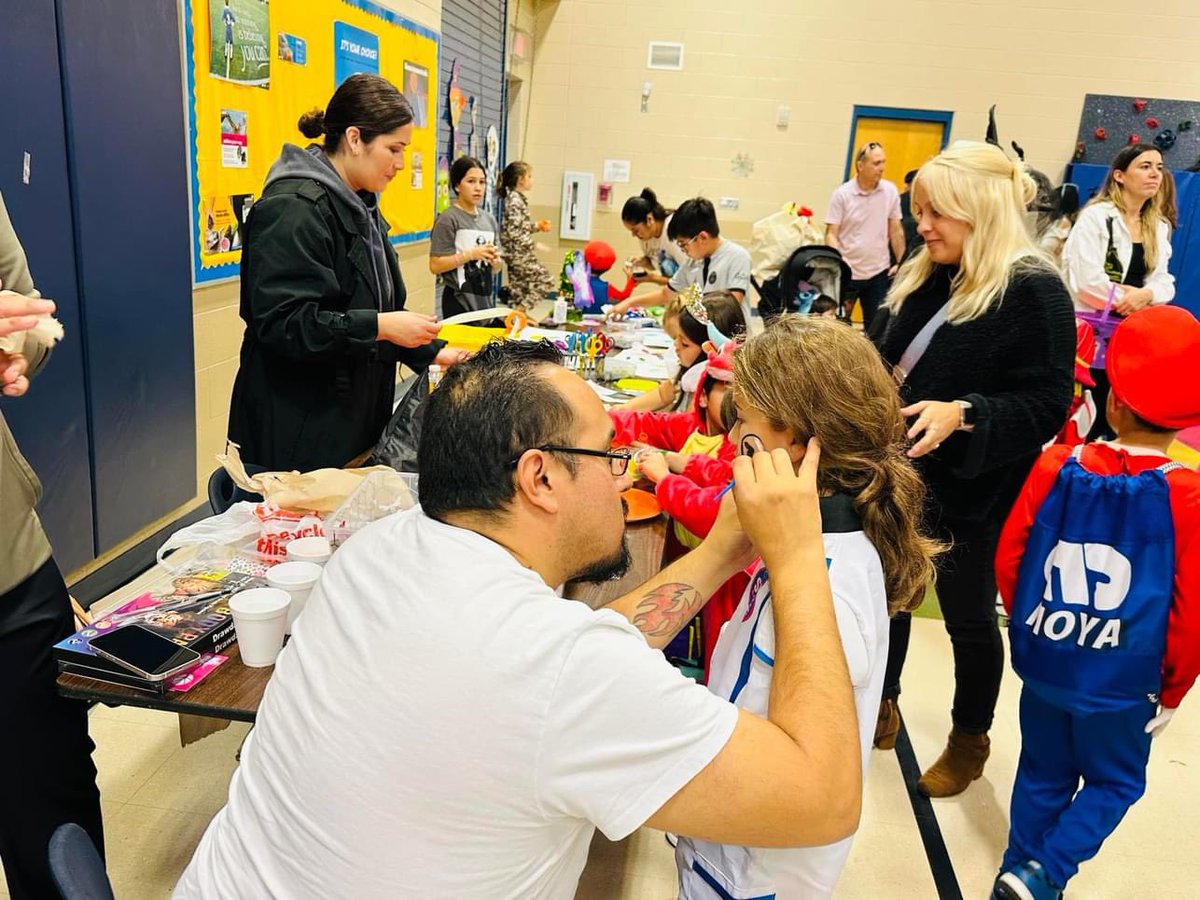 Rain? What rain? Ellison’s first Trunk or Treat was a hit! Seeing our community come together was a heart warming sight! 🎃🐝#CompassionClub #TeamEllison @NISDEllison