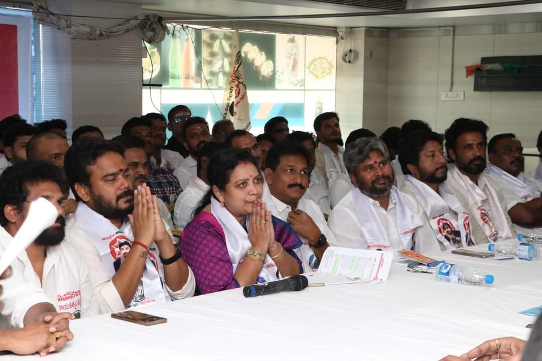 vinodkumaraguru's tweet photo. శ్రీకాకుళంలో జరుగుతున్న టీడీపీ-జనసేన ఉమ్మడి సమన్వయ కమిటీ ముఖ్య సమీక్ష సమావేశంలో పాల్గొన్న మన జనసేన పార్టీ రాష్ట్ర ప్రధాన కార్యదర్శి JSP- TDP JAC కమిటీ సభ్యురాలు @yasasviofficial గారు.
@JanaSenaParty @PawanKalyan
#JSPSocialActivities https://t.co/r5hxpGz57J