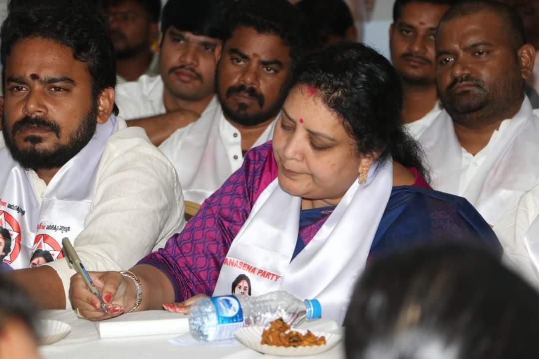 vinodkumaraguru's tweet photo. శ్రీకాకుళంలో జరుగుతున్న టీడీపీ-జనసేన ఉమ్మడి సమన్వయ కమిటీ ముఖ్య సమీక్ష సమావేశంలో పాల్గొన్న మన జనసేన పార్టీ రాష్ట్ర ప్రధాన కార్యదర్శి JSP- TDP JAC కమిటీ సభ్యురాలు @yasasviofficial గారు.
@JanaSenaParty @PawanKalyan
#JSPSocialActivities https://t.co/r5hxpGz57J