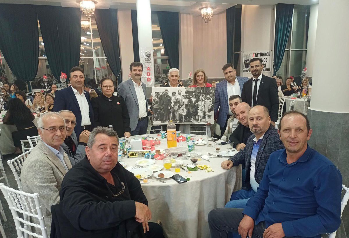 Cumhuriyetimizin 💯. Yılında Atatürkçü Düşünce Derneğinin düzenlediği geceye Partimiz mensupları, dostlarımız ve kıymetli annem ile birlikte katıldık 🇹🇷

Gecenin en değerli anısı ise #Atatürk tablosu oldu. Nicelerini kutlamak nasip olsun, #YaşasınCumhuriyet 🇹🇷