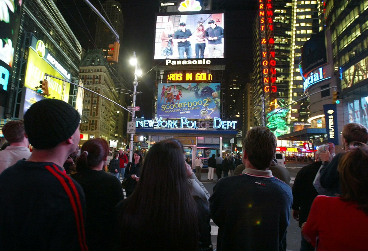 Fact_Bureau's tweet photo. On May 6th, 2004: People gathered in Times Square, New York City to watch the finale of "Friends" 

Joyful entertainment (like that which Matthew Perry and his co-stars provided) can really bring people together. https://t.co/csaH0Mdcf6