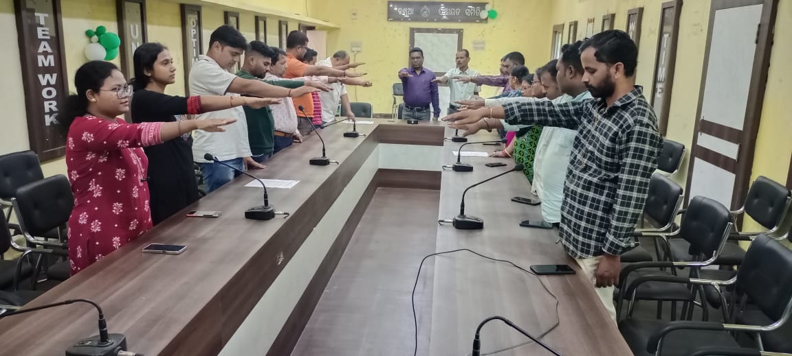 champua1's tweet photo. Observation of Vigilance Awareness day on 30.10.2023 
at Block Office Champua with the theme "SAY NO TO CORRUPTION; COMMIT TO THE NATION" https://t.co/NV32WM0TUt
