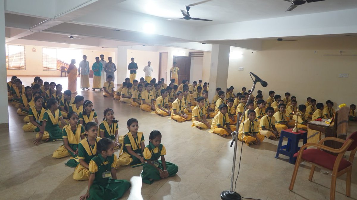 VishnuguptaVV's tweet image. 28-10-2023
ಸಾರ್ವಭೌಮ ಗುರುಕುಲಮ್&apos;ನಲ್ಲಿ ವಾಲ್ಮೀಕಿ ಜಯಂತಿ ಆಚರಣೆ:
 ರತ್ನಾಕರ ವಾಲ್ಮೀಕಿಯಾಗಿ ಪರಿವರ್ತನೆಯಾದ ಕಥೆ ಮತ್ತು ರಾಮಾಯಣದ ಆದರ್ಶಗಳನ್ನು ಮಕ್ಕಳಿಗೆ ತಿಳಿಸಿ ಶ್ರೀಸಂಸ್ಥಾನದವರು ವಾಲ್ಮೀಕಿ ರಾಮಾಯಣವನ್ನು ಆಧರಿಸಿ ಬರೆಯುತ್ತಿರುವ ಭಾವ ರಾಮಾಯಣವನ್ನು ವಿತರಿಸಲಾಯಿತು.