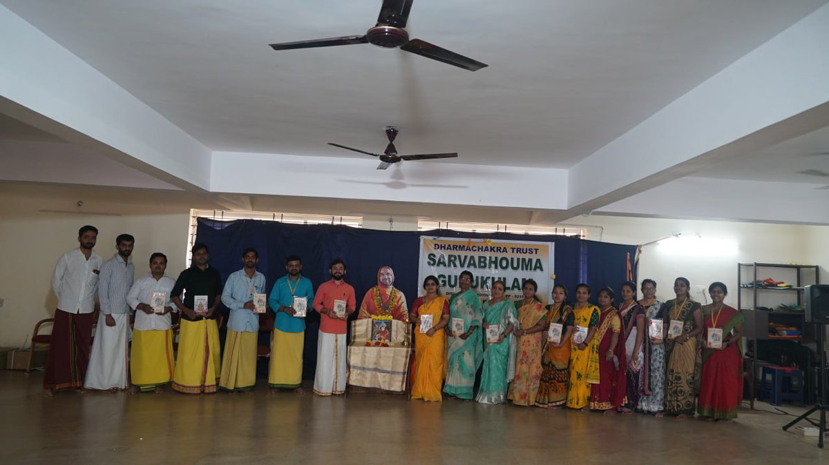 VishnuguptaVV's tweet image. 28-10-2023
ಸಾರ್ವಭೌಮ ಗುರುಕುಲಮ್&apos;ನಲ್ಲಿ ವಾಲ್ಮೀಕಿ ಜಯಂತಿ ಆಚರಣೆ:
 ರತ್ನಾಕರ ವಾಲ್ಮೀಕಿಯಾಗಿ ಪರಿವರ್ತನೆಯಾದ ಕಥೆ ಮತ್ತು ರಾಮಾಯಣದ ಆದರ್ಶಗಳನ್ನು ಮಕ್ಕಳಿಗೆ ತಿಳಿಸಿ ಶ್ರೀಸಂಸ್ಥಾನದವರು ವಾಲ್ಮೀಕಿ ರಾಮಾಯಣವನ್ನು ಆಧರಿಸಿ ಬರೆಯುತ್ತಿರುವ ಭಾವ ರಾಮಾಯಣವನ್ನು ವಿತರಿಸಲಾಯಿತು.