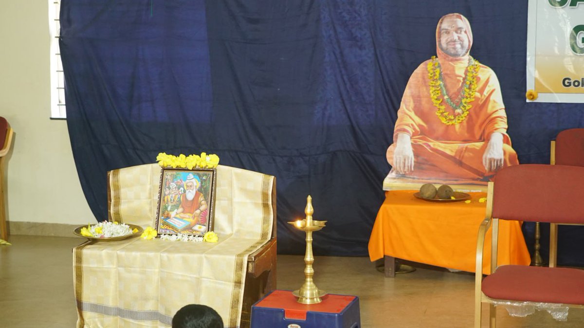 VishnuguptaVV's tweet image. 28-10-2023
ಸಾರ್ವಭೌಮ ಗುರುಕುಲಮ್&apos;ನಲ್ಲಿ ವಾಲ್ಮೀಕಿ ಜಯಂತಿ ಆಚರಣೆ:
 ರತ್ನಾಕರ ವಾಲ್ಮೀಕಿಯಾಗಿ ಪರಿವರ್ತನೆಯಾದ ಕಥೆ ಮತ್ತು ರಾಮಾಯಣದ ಆದರ್ಶಗಳನ್ನು ಮಕ್ಕಳಿಗೆ ತಿಳಿಸಿ ಶ್ರೀಸಂಸ್ಥಾನದವರು ವಾಲ್ಮೀಕಿ ರಾಮಾಯಣವನ್ನು ಆಧರಿಸಿ ಬರೆಯುತ್ತಿರುವ ಭಾವ ರಾಮಾಯಣವನ್ನು ವಿತರಿಸಲಾಯಿತು.