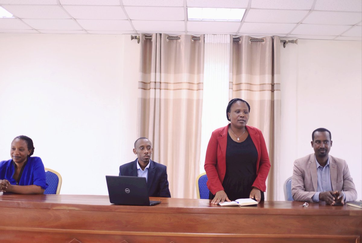 Rwanda_Justice's tweet photo. Uyu munsi #MINIJUST, ku bufatanye na @UNDP_Rwanda yagiranye ibiganiro n'urubyiruko rw'abakorerabushake @RusiziDistrict na @GakenkeDistrict, bigamije kubasobanurira politiki y'Ubutabera Mpanabyaha na Politiki yo gukemurira amakimbirane hatisunzwe inkiko. #UbutaberaNsanasano https://t.co/RDKir1rPkm