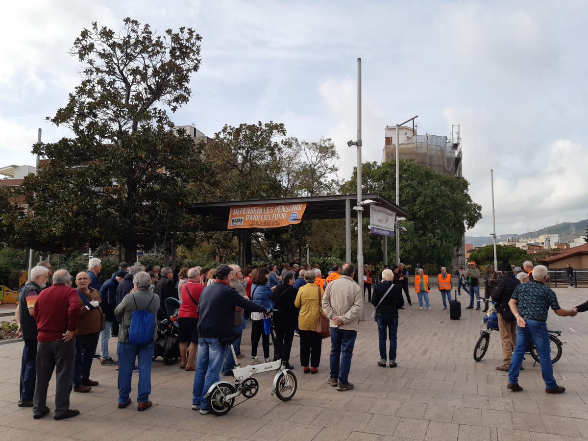 🧑‍🦳 Com cada dilluns amb els pensionistes i gent gran a la Plaça de la Vila #SantaColoma 

➕ Reivindicant el manteniment del Sistema Públic de pensions i la pujada de l'IPC anual

🔴 I no oblidem: 2a residència, centre de dia a cada districte i acabar el centre Josefina Manresa