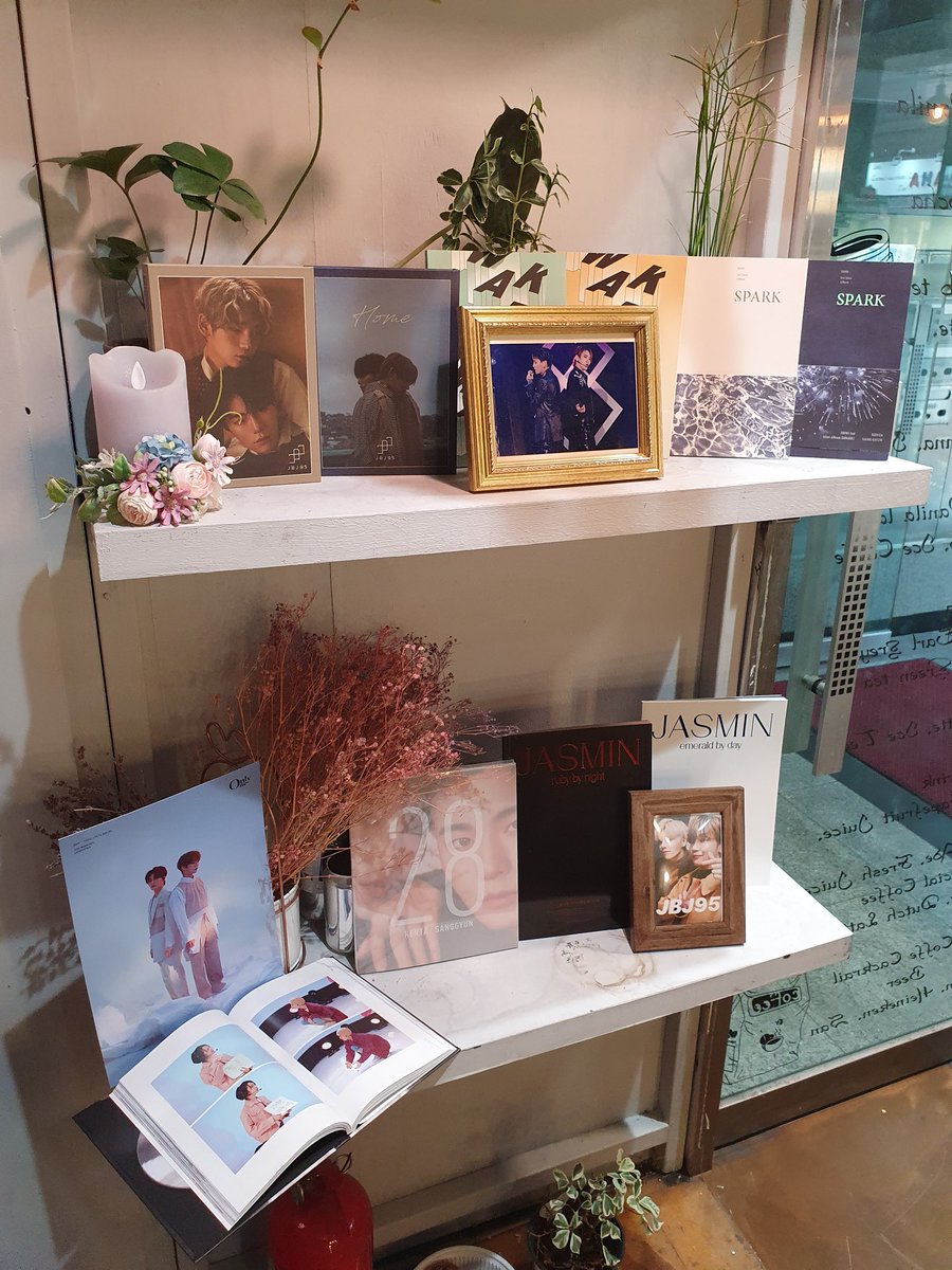 YE_AH_10006013's tweet photo. 듀오의 A to Z까지 역사를 쭈욱 볼 수 있었던 소중한 카페💙 예쁘게 꾸며진 카페에 있으니 덩달아 더 기분이 좋더라구요. 이벤트 감사합니다💛

#5살젭꿍데이
#젭꿍짝꿍_언제나_행복만하자 https://t.co/qndbGjd1GL