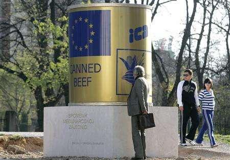 arnesa_kustura's tweet photo. The canned beef memorial was dedicated to the International Community for their “help” in providing us with such horrific aid. It was a gesture meant to ridicule them b/c of how horrific the aid actually was. It was disgusting. They sent expired food from the Vietnam war times. https://t.co/0AZS5jORSX