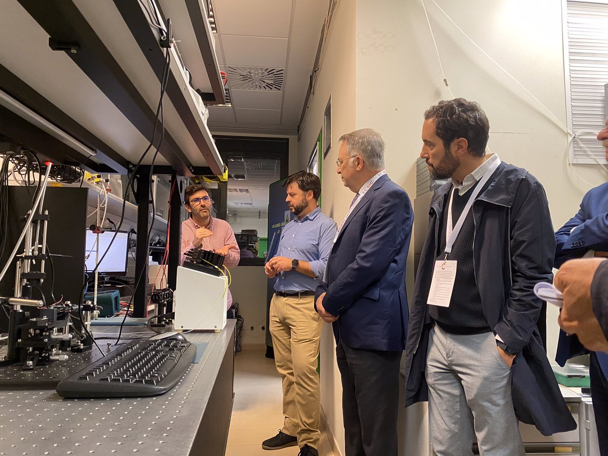 El CSIC presenta en Sevilla 6 grandes proyectos sobre digitalización y robótica. Representantes políticos, del sector empresarial y periodistas han acudido para conocer de cerca las capacidades del organismo en la era digital. #CiceronCSIC
🧵 En el hilo os contamos los proyectos