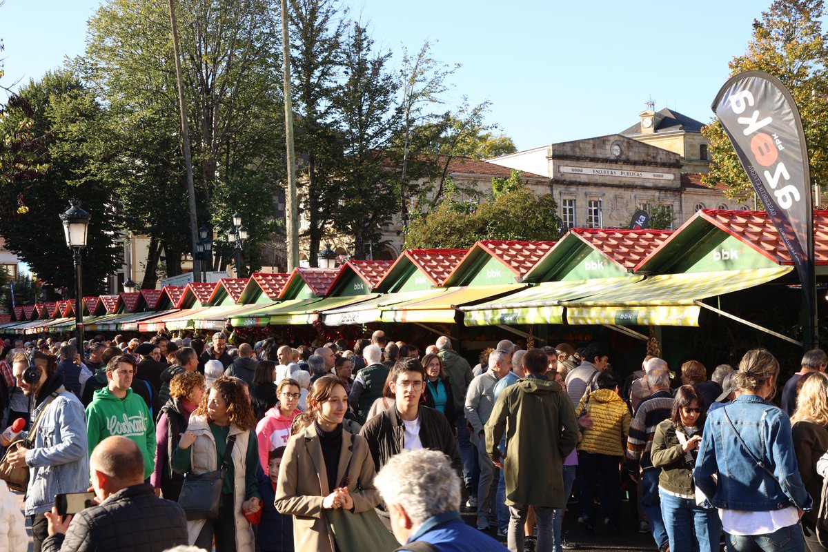 AytGernika's tweet photo. 📢🤩Azoka abian da
📢🤩La feria está en marcha.

#gernika #ultimolunes #ferias2023 https://t.co/XpxT0URkQL